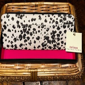 NIB Trina Turk Large Zip Around Wallet Black/White Animal Print
